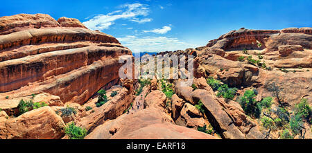Panorama nel Giardino del Diavolo, con formazioni di roccia formata dall'erosione del rosso di arenaria Navajo, Arches-Nationalpark, nei pressi di Moab Foto Stock