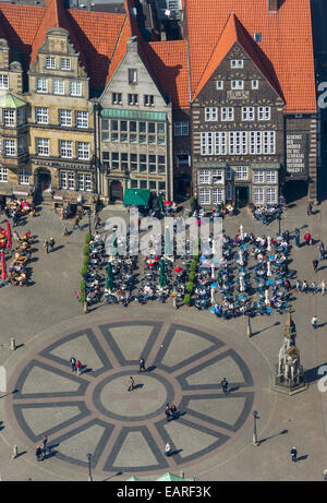 Vista aerea, Croce anseatica di fronte alla Bremen Roland statua a Marktplatz, la piazza del mercato con il Municipio e a capanna Foto Stock