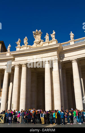 Coda alla Basilica di San Pietro e Piazza San Pietro, Piazza San Pietro, il Vaticano, Roma, Italia Foto Stock