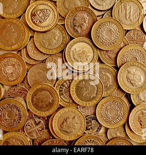 Sfondo di denaro con British Pound sterling monete. Foto Stock