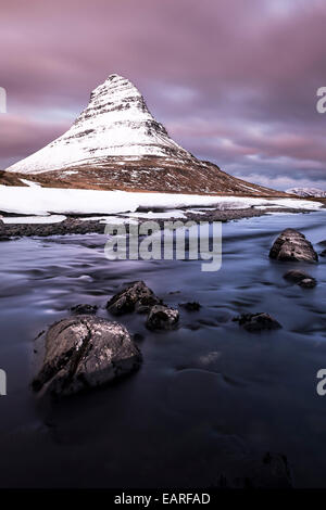 Picco di Kirkjufell con Kirkjufell river, Kirkjufell, Snaefellsnes peninsula, Islanda Foto Stock