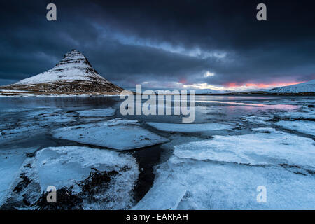 Picco di Kirkjufell con Kirkjufell river, Kirkjufell, Snaefellsnes peninsula, Islanda Foto Stock