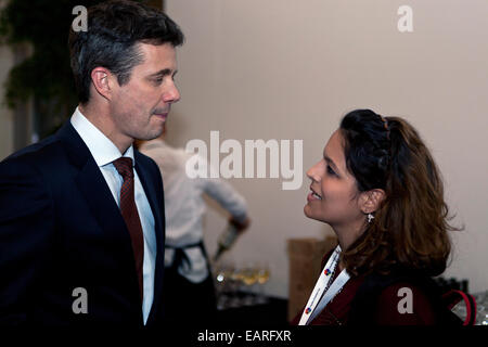 Copenhagen, Danimarca, Novembre 19th, 2014: La Danish Crown Prince Frederik (foto a sinistra) parla ai rappresentanti della Saudi Arabian azienda start-up Marou durante l'azienda creativa Cup (CBC) finale di Copenaghen. Foto Stock