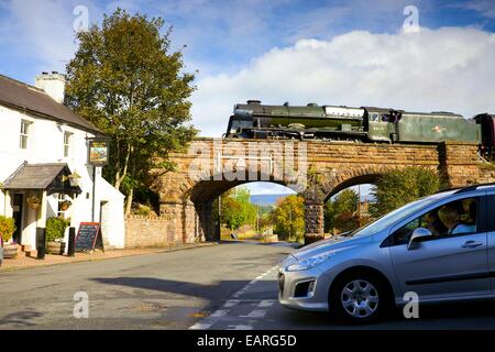 Treno a vapore 46115 Scots Guardsman sul ponte in Lazonby, Eden Valley, Cumbria, Inghilterra, Regno Unito. Foto Stock