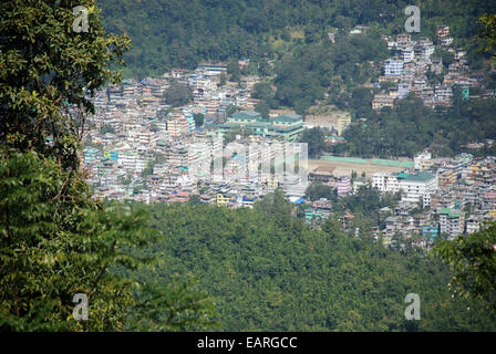 L'alloggiamento della città indiana di Darjeeling sono visti da un punto elevato Foto Stock