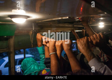 Dacca in Bangladesh. Xix Nov, 2014. Persone pericolosi della situazione all'interno di un bus nella città di Dhaka. Dacca è l'undicesima città più popolosa del mondo, secondo un rapporto delle Nazioni Unite. La città capitale ha ora una popolazione appena sotto 1.7 crore. In stile 'World urbanizzazione prospettive: il 2014 Revisione', la relazione è stata rilasciata. Dhaka è stato 24 nel 1990 con solo 66.21 lakh persone e vide un 3,6 per cento annuo aumento della sua popolazione tra il 2010 e il 2015. La relazione prevede che Dhaka sarebbe diventato il sesto più affollata città dal 2030 con una popolazione di oltre 2,7 crore. © zakir hossain chowdhury zakir/Alam Foto Stock