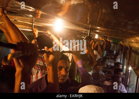 Dacca in Bangladesh. Xix Nov, 2014. Persone pericolosi della situazione all'interno di un bus nella città di Dhaka. Dacca è l'undicesima città più popolosa del mondo, secondo un rapporto delle Nazioni Unite. La città capitale ha ora una popolazione appena sotto 1.7 crore. In stile 'World urbanizzazione prospettive: il 2014 Revisione', la relazione è stata rilasciata. Dhaka è stato 24 nel 1990 con solo 66.21 lakh persone e vide un 3,6 per cento annuo aumento della sua popolazione tra il 2010 e il 2015. La relazione prevede che Dhaka sarebbe diventato il sesto più affollata città dal 2030 con una popolazione di oltre 2,7 crore. © zakir hossain chowdhury zakir/Alam Foto Stock