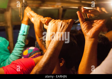 Dacca in Bangladesh. Xix Nov, 2014. Persone pericolosi della situazione all'interno di un bus nella città di Dhaka. Dacca è l'undicesima città più popolosa del mondo, secondo un rapporto delle Nazioni Unite. La città capitale ha ora una popolazione appena sotto 1.7 crore. In stile 'World urbanizzazione prospettive: il 2014 Revisione', la relazione è stata rilasciata. Dhaka è stato 24 nel 1990 con solo 66.21 lakh persone e vide un 3,6 per cento annuo aumento della sua popolazione tra il 2010 e il 2015. La relazione prevede che Dhaka sarebbe diventato il sesto più affollata città dal 2030 con una popolazione di oltre 2,7 crore. © zakir hossain chowdhury zakir/Alam Foto Stock