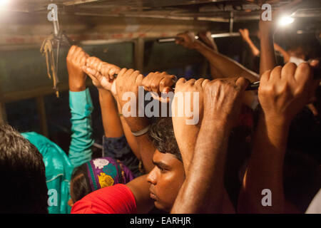 Dacca in Bangladesh. Xix Nov, 2014. Persone pericolosi della situazione all'interno di un bus nella città di Dhaka. Dacca è l'undicesima città più popolosa del mondo, secondo un rapporto delle Nazioni Unite. La città capitale ha ora una popolazione appena sotto 1.7 crore. In stile 'World urbanizzazione prospettive: il 2014 Revisione', la relazione è stata rilasciata. Dhaka è stato 24 nel 1990 con solo 66.21 lakh persone e vide un 3,6 per cento annuo aumento della sua popolazione tra il 2010 e il 2015. La relazione prevede che Dhaka sarebbe diventato il sesto più affollata città dal 2030 con una popolazione di oltre 2,7 crore. © zakir hossain chowdhury zakir/Alam Foto Stock