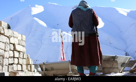 Una donna nel villaggio di Rumbak del Ladakh Foto Stock