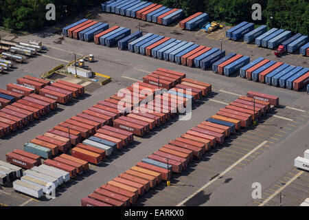 Vista aerea di container di spedizione in cantiere, New Jersey, STATI UNITI D'AMERICA Foto Stock