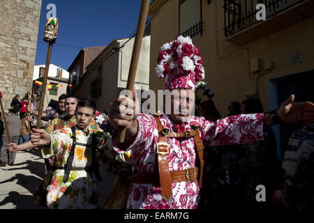 Ballerini di La Endiablada danza nella celebrazione di San Blas Foto Stock