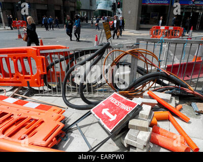 Segnale pedonale e barriere per lavori stradali crollata sul Finsbury Pavement ostacolando la gente camminare Londra UK KATHY DEWITT Foto Stock