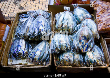 Il pesce appena pescato in vendita in borse di plastica in un mercato all'aperto. Foto Stock