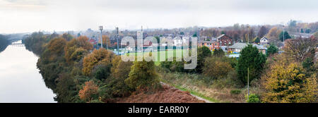 Vista panoramica della città di Warrington Associazione Football Club massa come visto da vicino Ponte a sbalzo Foto Stock