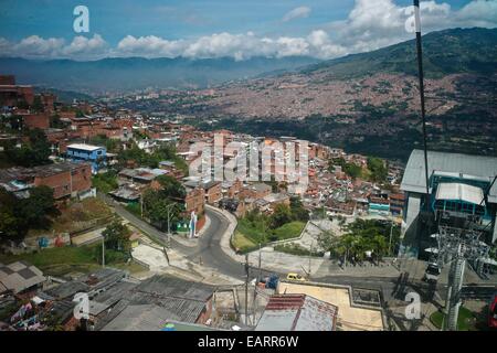 La comunità collinare di Santo Domingo a Medellin noto anche come Comunas. Foto Stock