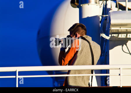 Un turista fotografie dal ponte di una nave in direzione di Antartide. Foto Stock