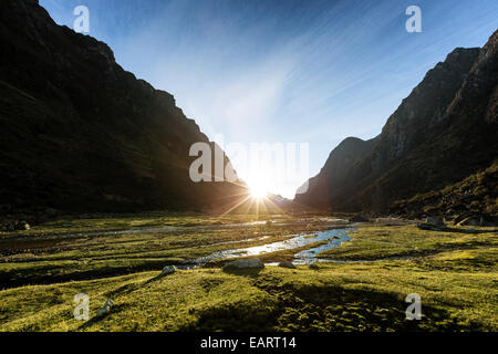 Sunrise a Llamacorral camping posto, Santa Cruz valley, Cordillera Blanca, Ande, Perù, Sud America Foto Stock