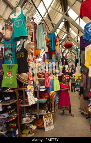 Mauritius Grand Baie, Bazaar, commerciante in stallo in cerca di speranza al cliente Foto Stock