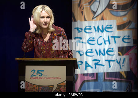 Berlino, Germania. Xx Nov, 2014. La famiglia tedesca il Ministro Manuela Schwesig parla durante la celebrazione di questo anniversario venticinque anni il diritto dei bambini la Convenzione a tende Tepee am Kanzleramt a Berlino, Germania, 20 novembre 2014. L'ONU è il diritto dei bambini la convenzione dei diritti dei bambini e dei giovani. Foto: FRIEDRICH BUNGERT/dpa/Alamy Live News Foto Stock