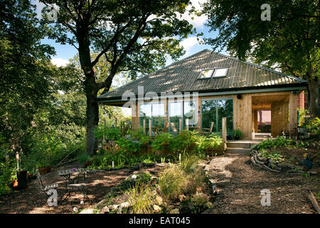 Giardino posteriore di legno e bungalow in boschiva, Midlothian, Scotland, Regno Unito Foto Stock