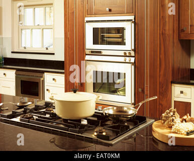 Piano di cottura impostato nell isola centrale unità in cucina contemporanea Foto Stock