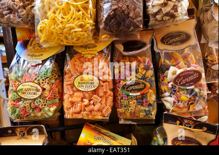 Una grande selezione di materie pasta italiana in vendita in Italia a Roma. Foto Stock