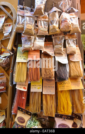 Una grande selezione di materie pasta italiana in vendita in Italia a Roma. Foto Stock