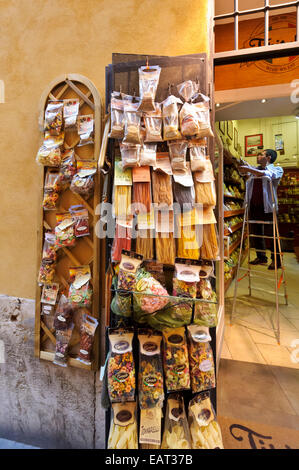 Una grande selezione di materie pasta italiana in vendita in Italia a Roma. Foto Stock