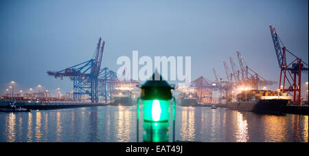 Amburgo, Germania. Xx Nov, 2014. Una posizione verde è accesa fino al di fuori del contenitore Burchardkai terminale e la Eurogate nel porto di Amburgo, Germania, 20 novembre 2014. Foto: DANIEL REINHARDT/dpa/Alamy Live News Foto Stock