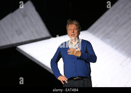 Amburgo, Germania. Xx Nov, 2014. Johan Simons, olandese attrice, regista e attuale direttore della Muenchner Kammerspiele, parla prima di premere il tasto Prova per il gioco 'Deutschstunde' (tedesco ora) da Siegfried Lenz al Thalia Theatre di Amburgo, Germania, 20 novembre 2014. Il gioco è diretto da Simons e anteprime su 22 Novembre 2014 ad Amburgo. Foto: CHRISTIAN CHARISIUS/dpa/Alamy Live News Foto Stock