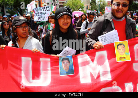 La Paz, Bolivia. 20 novembre 2014. I manifestanti studenteschi marciano per chiedere giustizia per i 43 studenti scomparsi in Messico e protestare contro la gestione del caso da parte del governo messicano. Oggi è stata designata giornata globale d'azione per Ayotzinapa; è previsto uno sciopero nazionale in Messico e molte proteste stanno avendo luogo in tutto il mondo per mostrare sostegno. Gli studenti (che erano di un istituto di formazione per insegnanti) sono scomparsi dopo essersi scontrati con la polizia nella notte del 26 settembre nella città di Iguala. Crediti: James Brunker / Alamy Live News Foto Stock