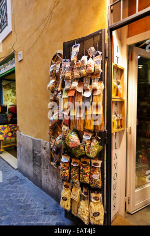 Una grande selezione di materie pasta italiana in vendita in Italia a Roma. Foto Stock