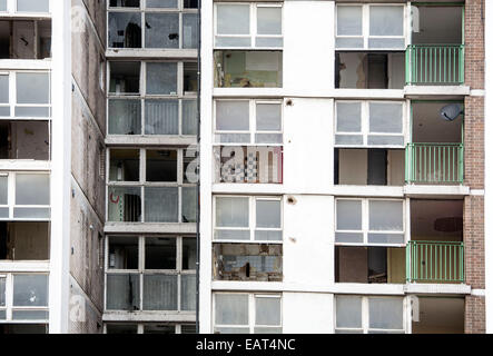 Demolizione di ultimo della famosa East London Tower blocchi come usato in Made In Dagenham film e pesce serbatoio. Foto Stock