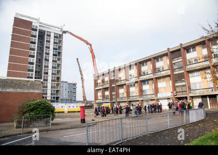 Demolizione di ultimo della famosa East London Tower blocchi come usato in Made In Dagenham film e pesce serbatoio. Foto Stock