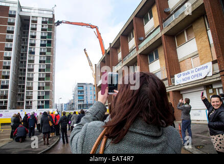 Demolizione di ultimo della famosa East London Tower blocchi come usato in Made In Dagenham film e pesce serbatoio. Foto Stock