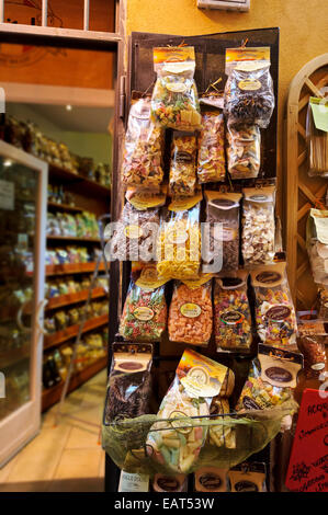 Una grande selezione di materie pasta italiana in vendita in Italia a Roma. Foto Stock