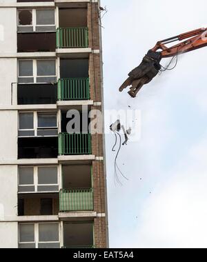 Demolizione di ultimo della famosa East London Tower blocchi come usato in Made In Dagenham film e pesce serbatoio. Foto Stock