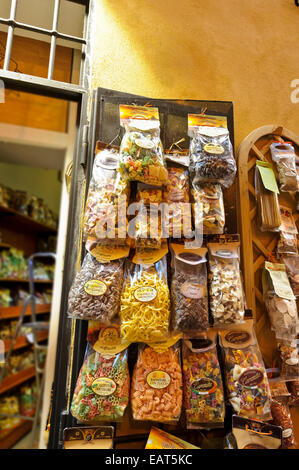 Una grande selezione di materie pasta italiana in vendita in Italia a Roma. Foto Stock