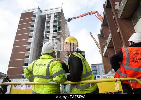 Demolizione di ultimo della famosa East London Tower blocchi come usato in Made In Dagenham film e pesce serbatoio. Foto Stock