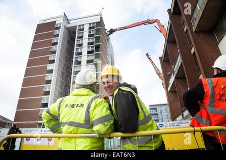 Demolizione di ultimo della famosa East London Tower blocchi come usato in Made In Dagenham film e pesce serbatoio. Foto Stock