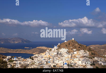 Vista di Chora (Hora) villaggio arroccato su una collina che si affaccia sul mare Egeo, in isola di Ios, Cicladi Grecia Foto Stock