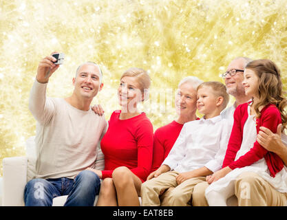 Famiglia sorridente con la fotocamera Foto Stock