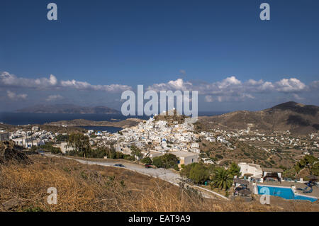 Vista di Chora (Hora) villaggio arroccato su una collina che si affaccia sul mare Egeo, in isola di Ios, Cicladi Grecia Foto Stock