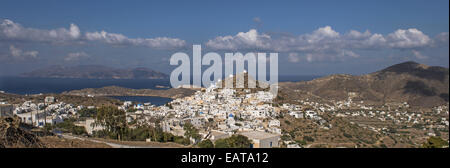 Vista di Chora (Hora) villaggio arroccato su una collina che si affaccia sul mare Egeo, in isola di Ios, Cicladi Grecia Foto Stock