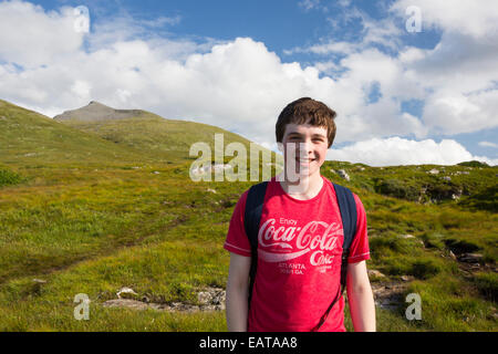 Un ragazzo adolescente salendo ben di più, un Munro sull'Isle of Mull, Scotland, Regno Unito. Foto Stock