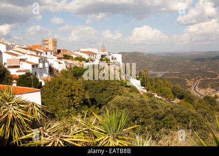 Villaggio sulla collina di Zufre, Sierra de Aracena, provincia di Huelva, Spagna Foto Stock