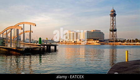 Sul lungomare di Barcellona in mattinata - world trade center e Jaume tower Foto Stock
