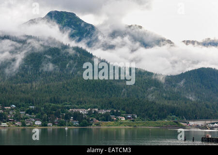 La nebbia in montagne oltre il lato ovest di Juneau - Alaska. Foto Stock