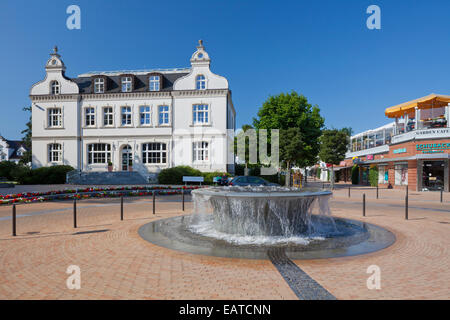 Fontana nella piazza del paese a Timmendorfer Strand / Timmendorf Beach, Schleswig-Holstein, Germania Foto Stock